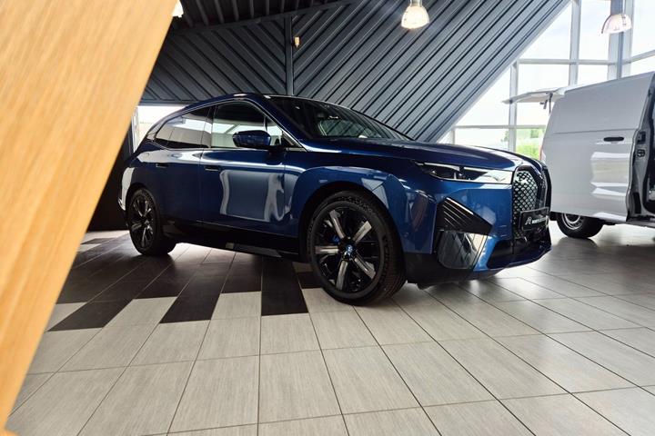 Blå BMW iX fra 2023