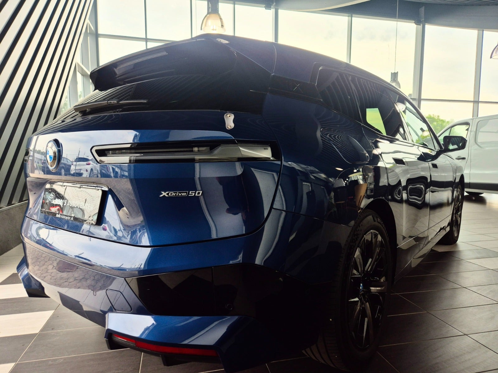 Blå BMW iX fra 2023