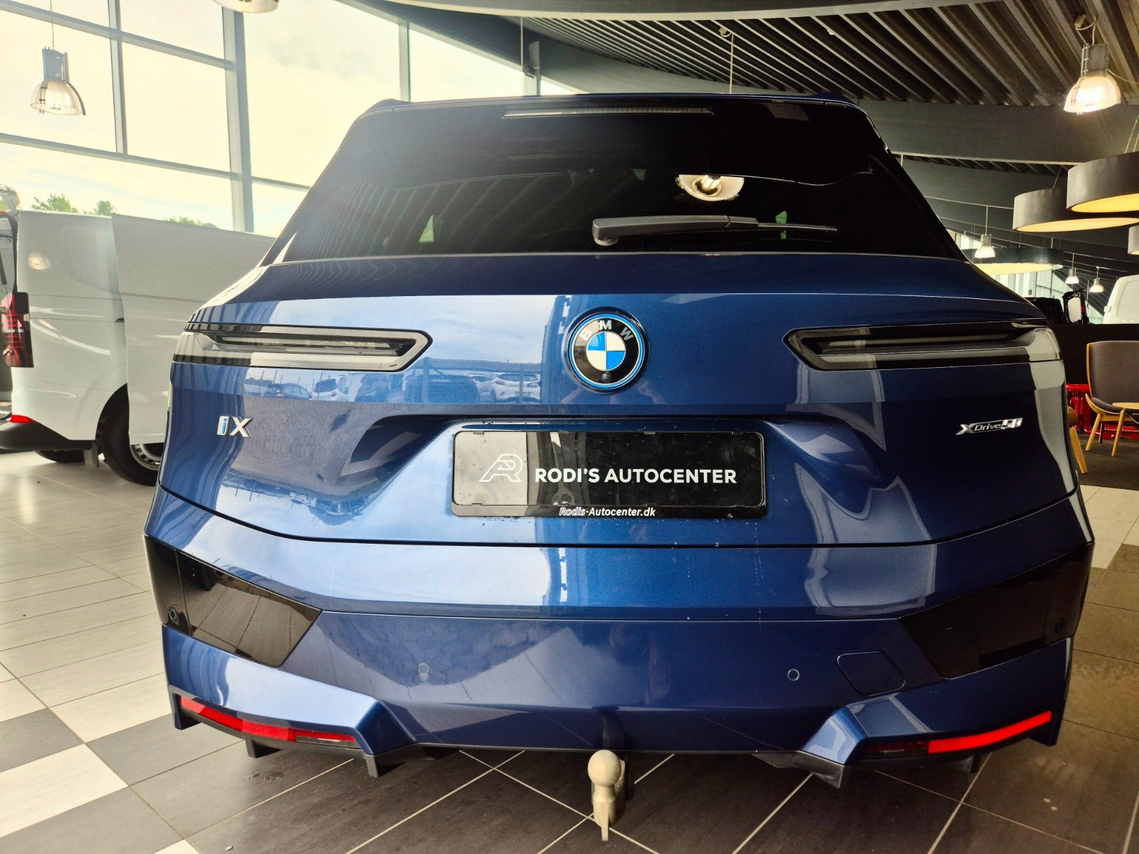 Blå BMW iX fra 2023