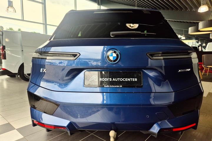 Blå BMW iX fra 2023