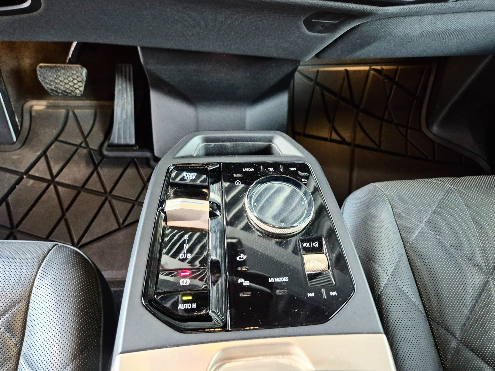 Blå BMW iX fra 2023