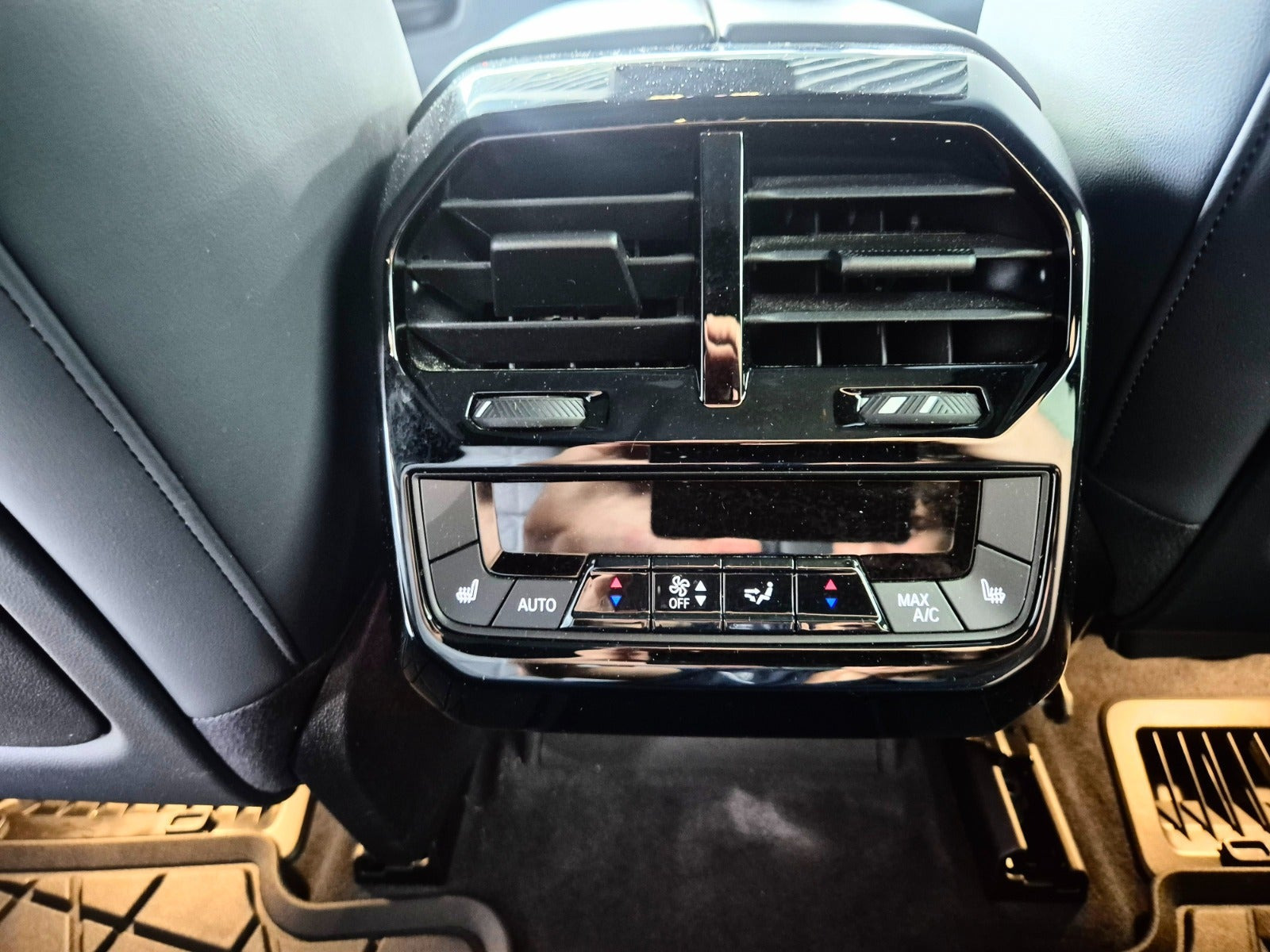 Blå BMW iX fra 2023