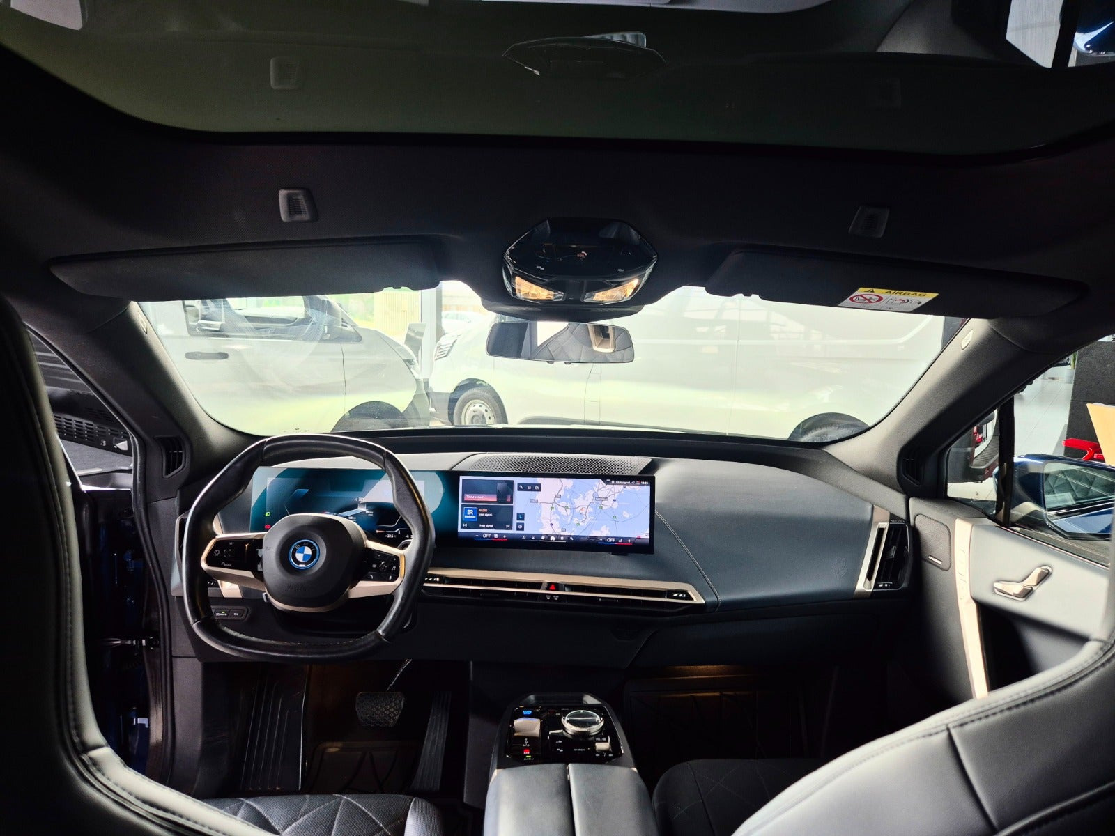 Blå BMW iX fra 2023