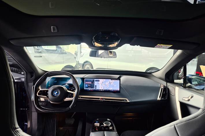 Blå BMW iX fra 2023