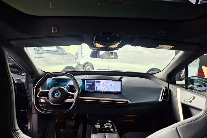 Blå BMW iX fra 2023