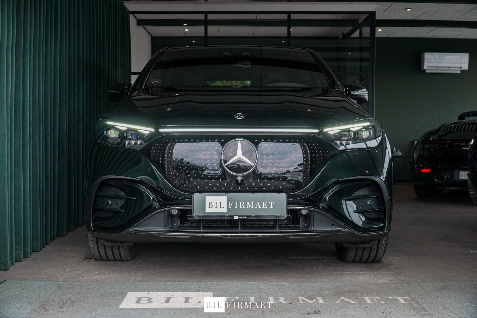 Grøn Mercedes EQE350 SUV fra 2025