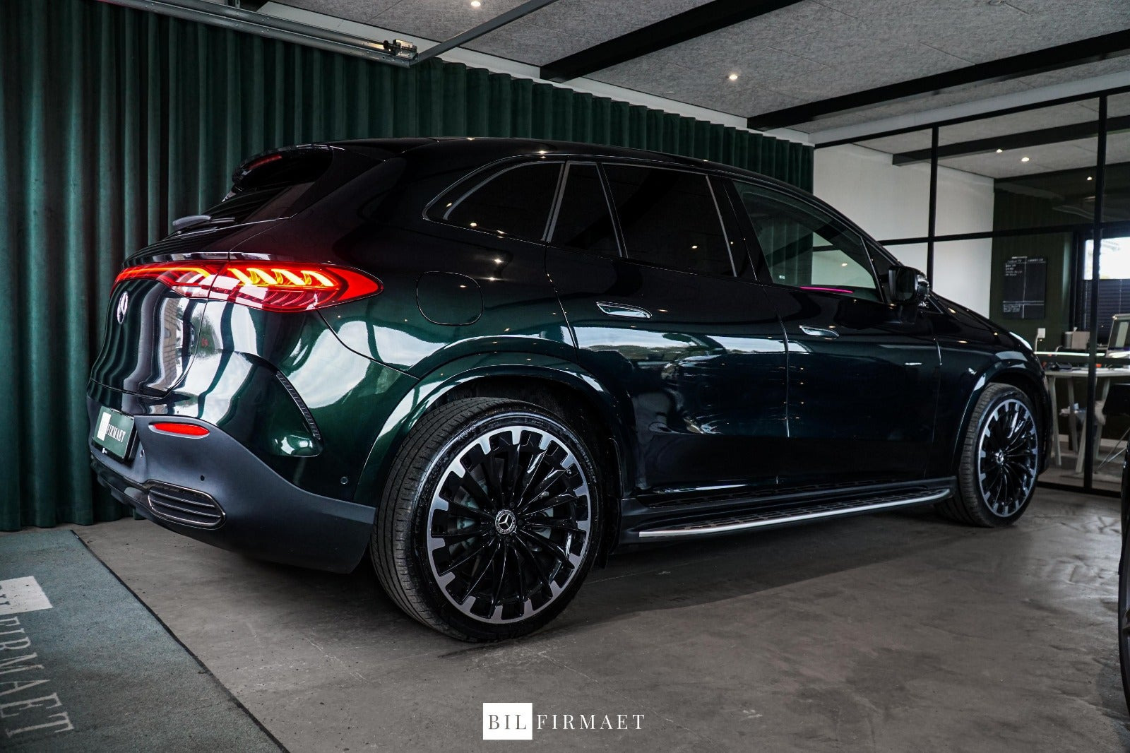 Grøn Mercedes EQE350 SUV fra 2025