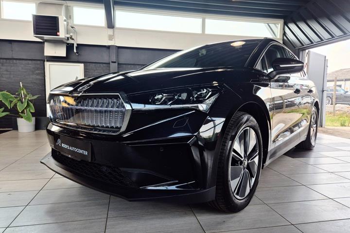 Sort Skoda Enyaq fra 2023 set udefra