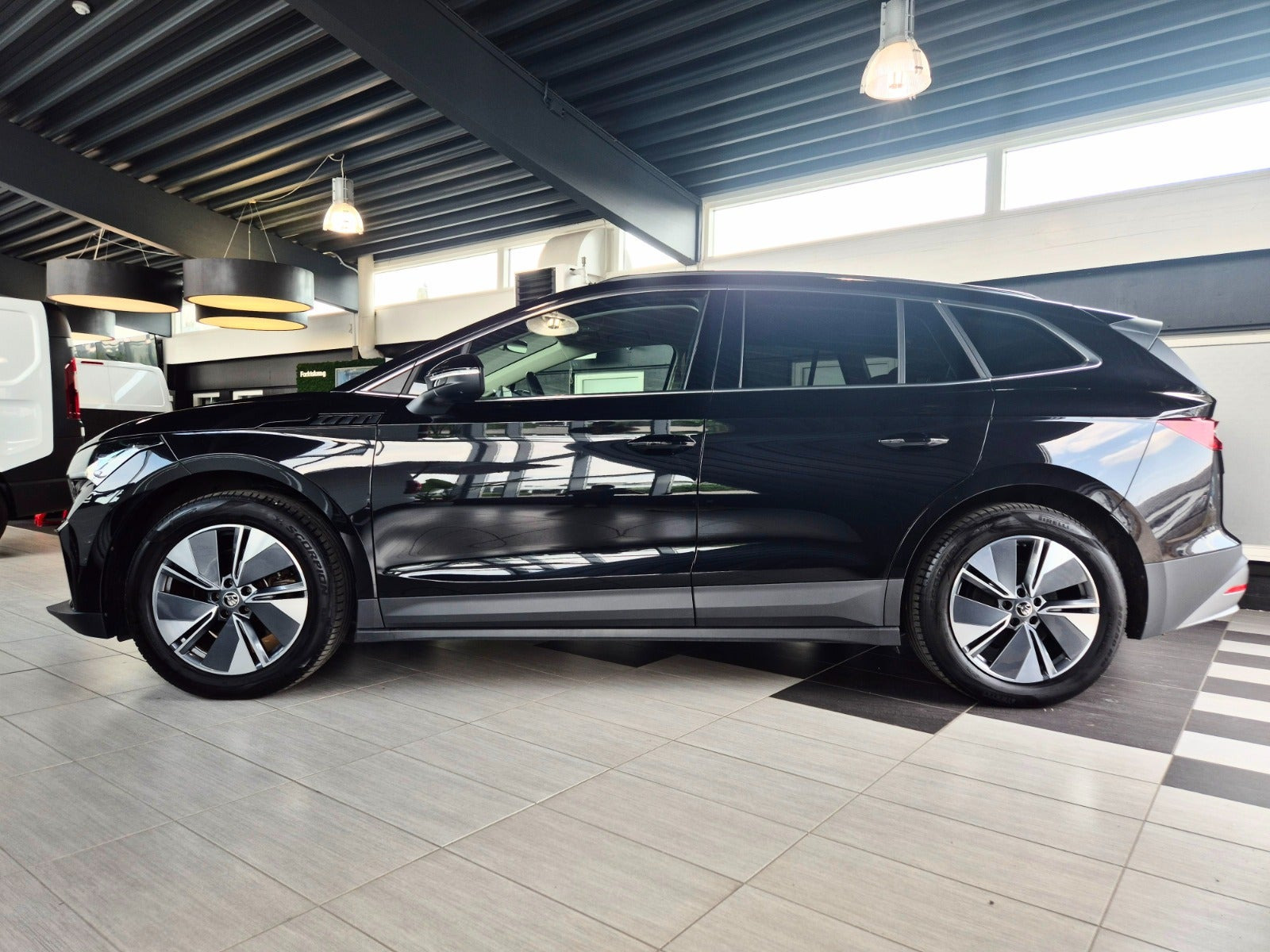 Sort Skoda Enyaq fra 2023