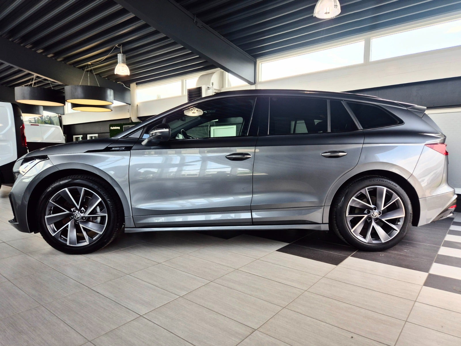 Grå Skoda Enyaq fra 2022