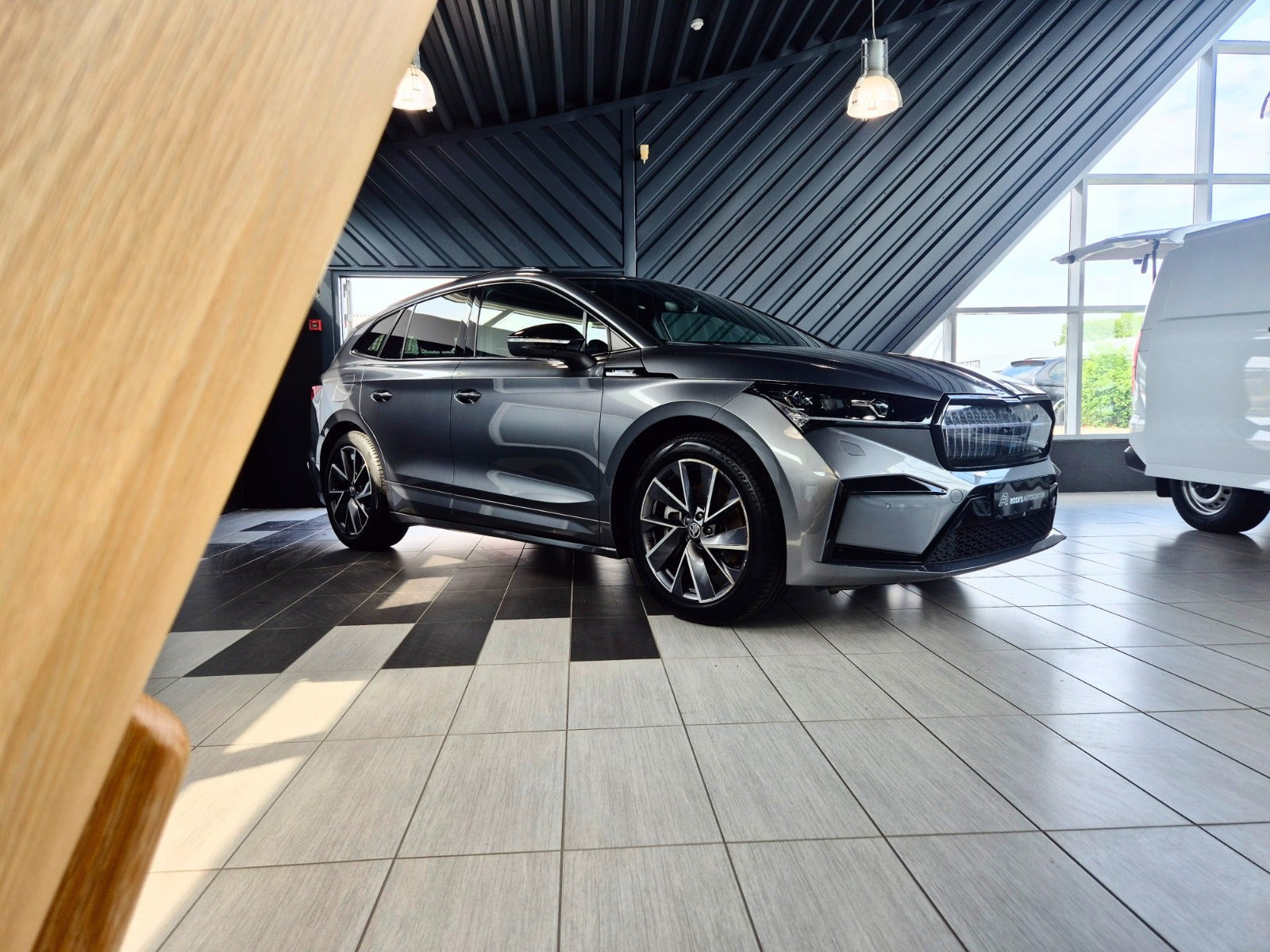 Grå Skoda Enyaq fra 2022