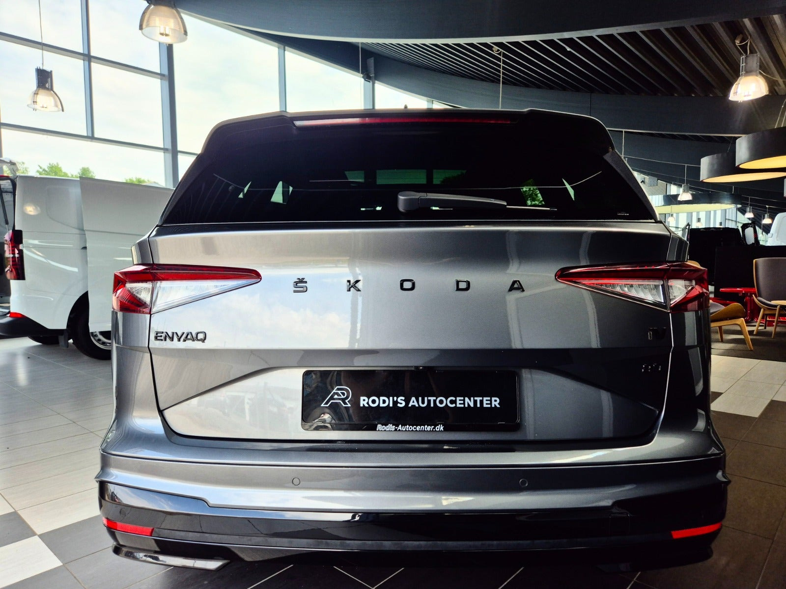 Grå Skoda Enyaq fra 2022