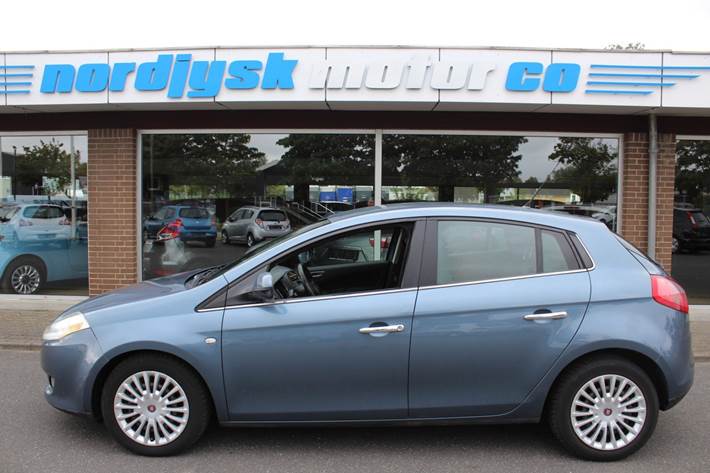 Blå Fiat Bravo fra 2007