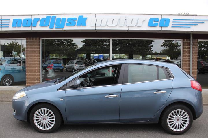 Blå Fiat Bravo fra 2007 set udefra