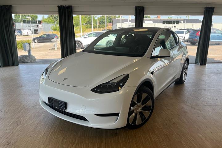 Grøn Tesla Model Y fra 2023 set udefra