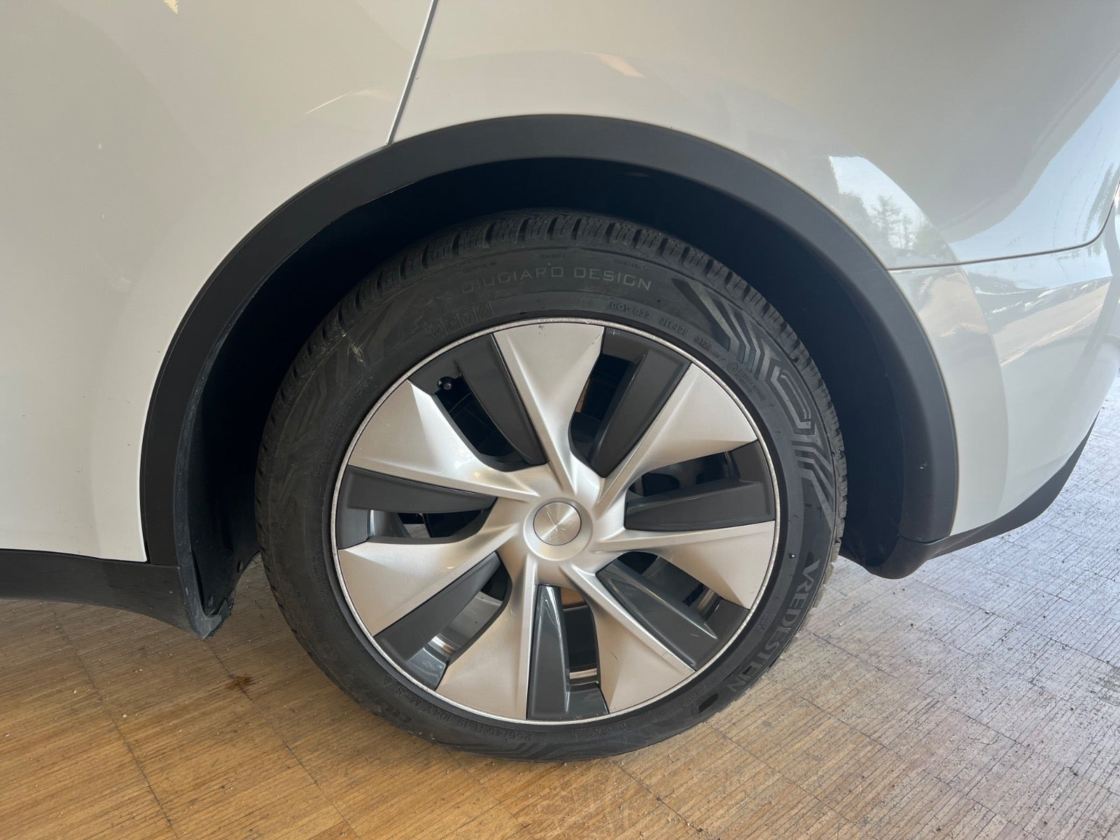 Grøn Tesla Model Y fra 2023