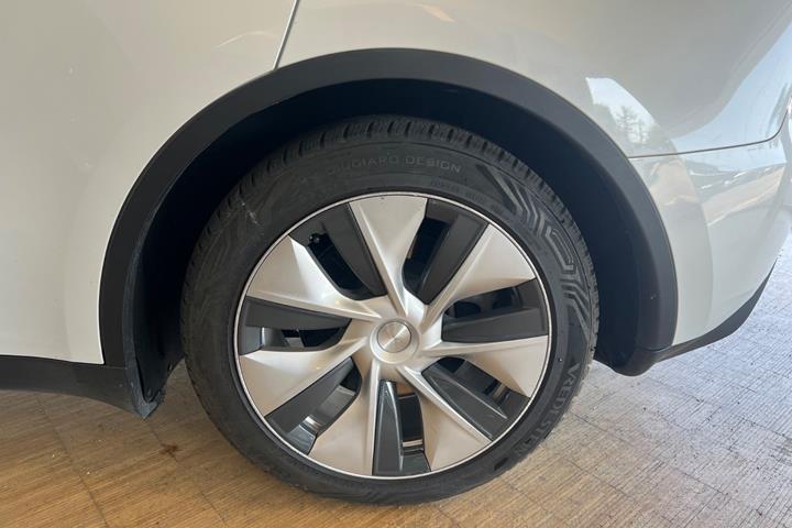 Grøn Tesla Model Y fra 2023