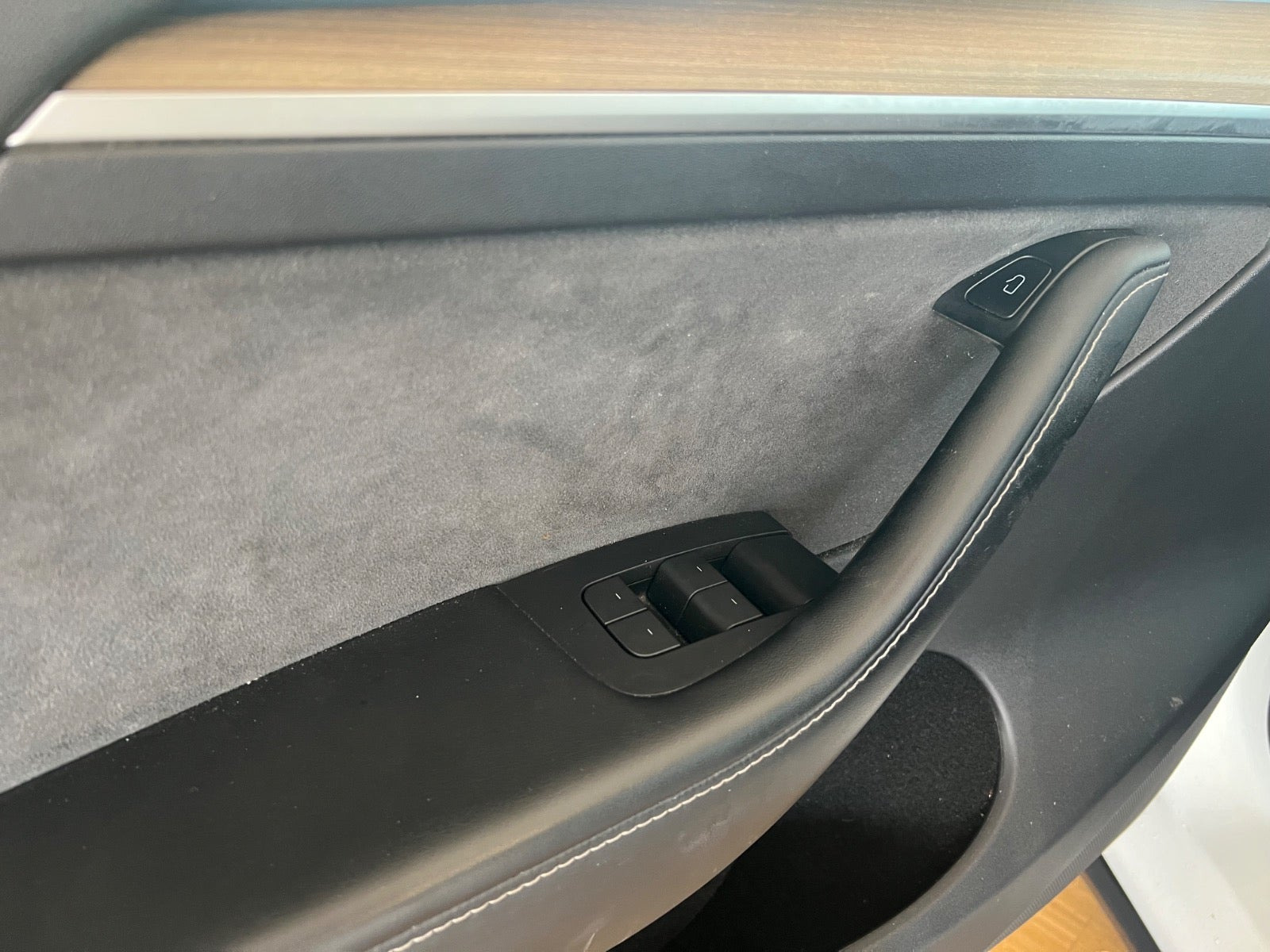 Grøn Tesla Model Y fra 2023