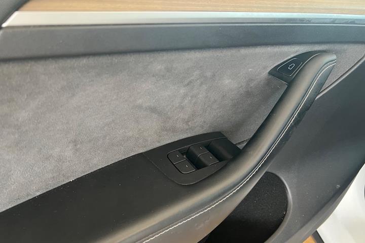 Grøn Tesla Model Y fra 2023