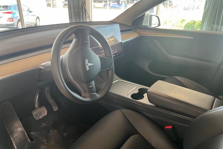 Grøn Tesla Model Y fra 2023