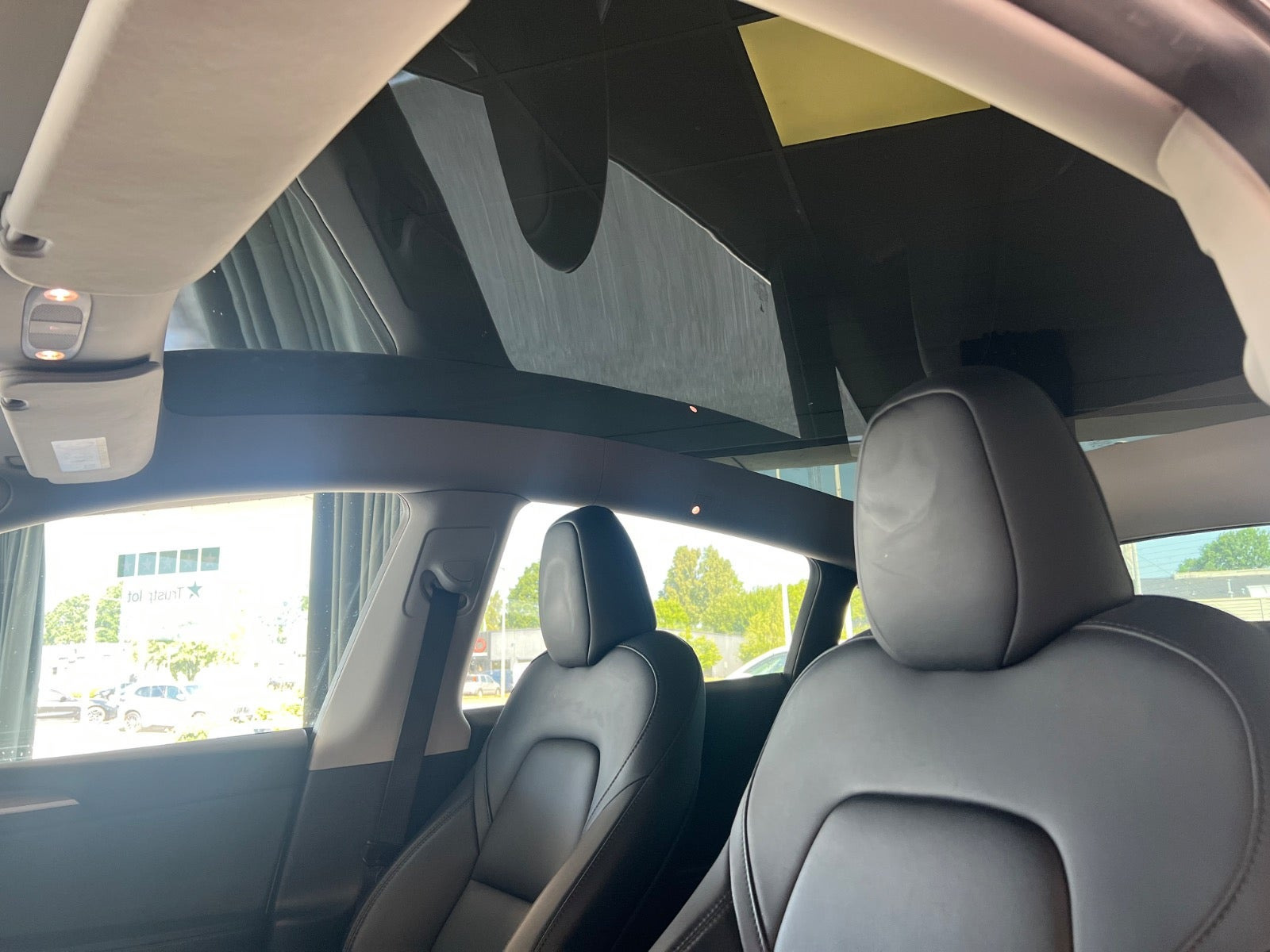 Grøn Tesla Model Y fra 2023