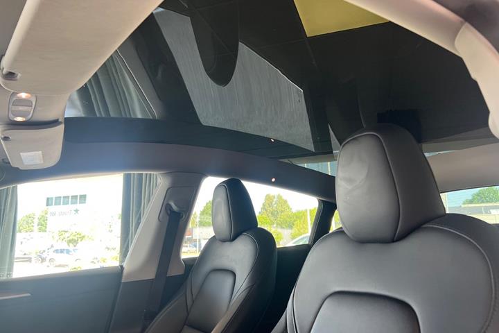Grøn Tesla Model Y fra 2023