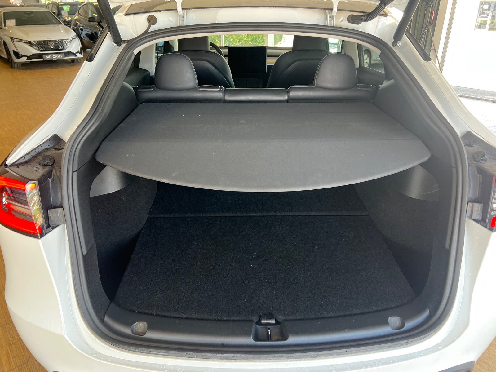 Grøn Tesla Model Y fra 2023