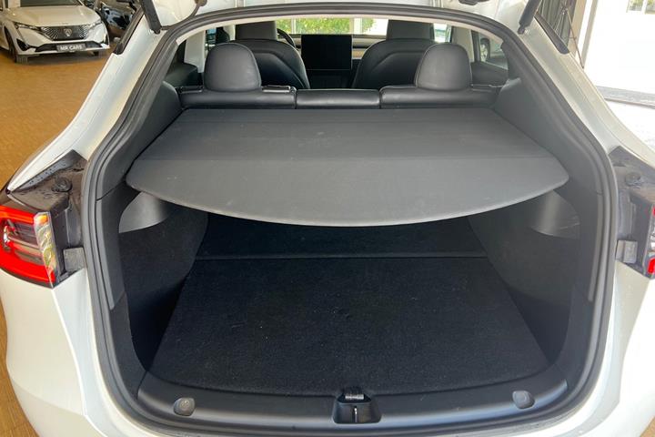 Grøn Tesla Model Y fra 2023