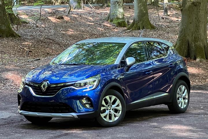 Blå Renault Captur fra 2021 set udefra