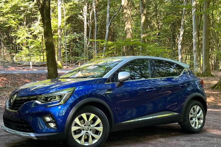 Blå Renault Captur fra 2021