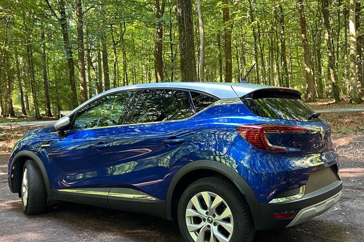 Blå Renault Captur fra 2021