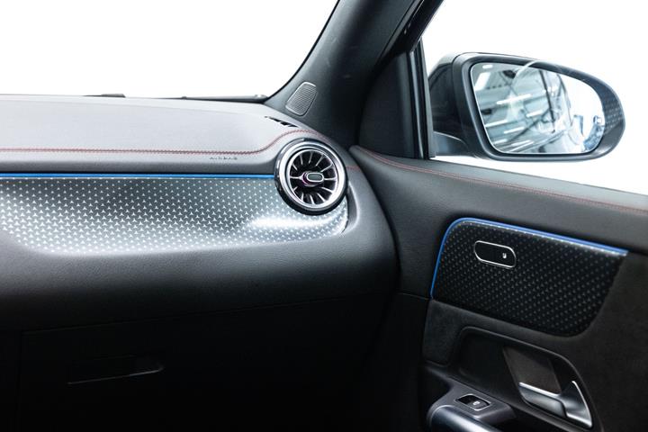 Sort Mercedes EQA350 fra 2025