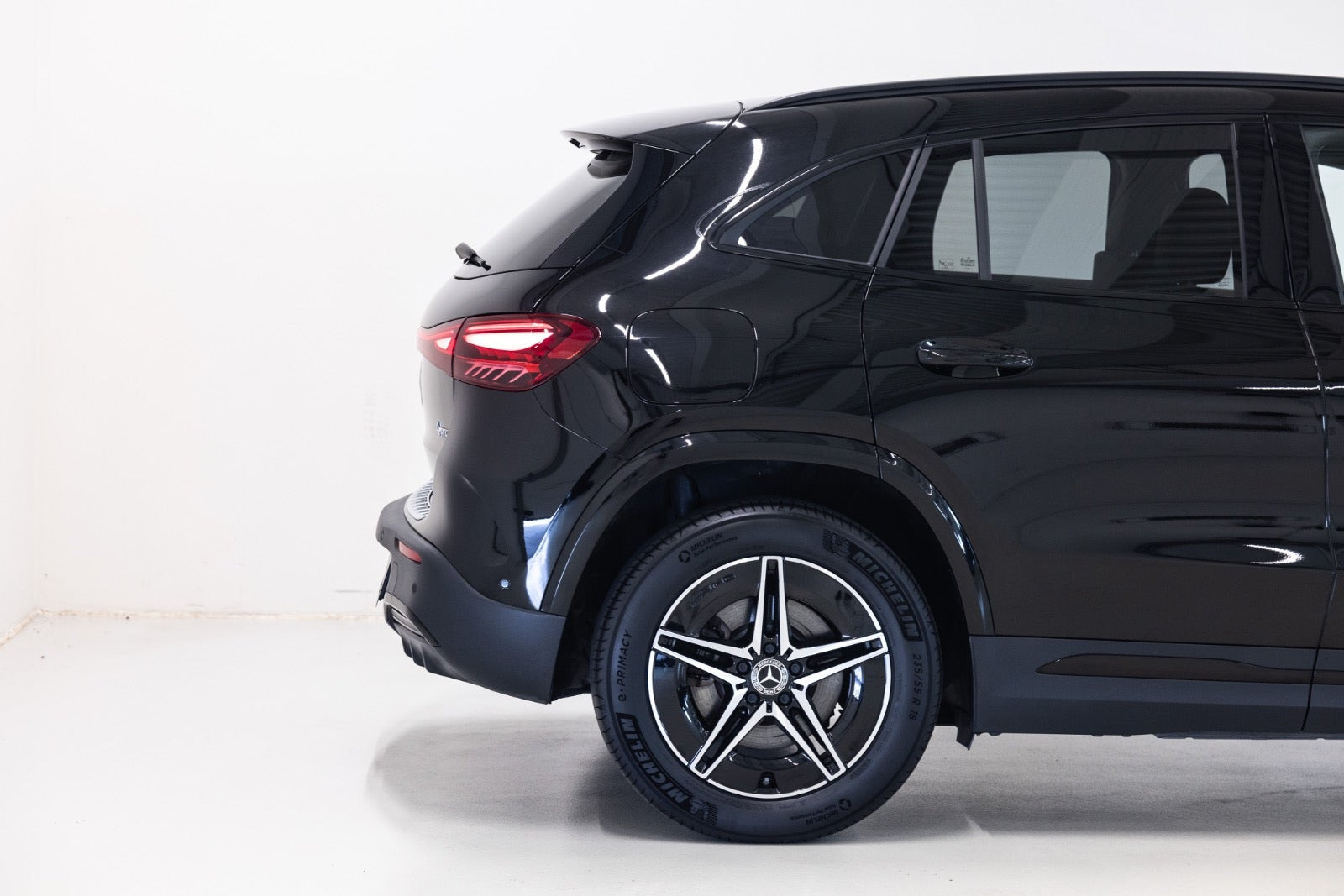 Sort Mercedes EQA350 fra 2025