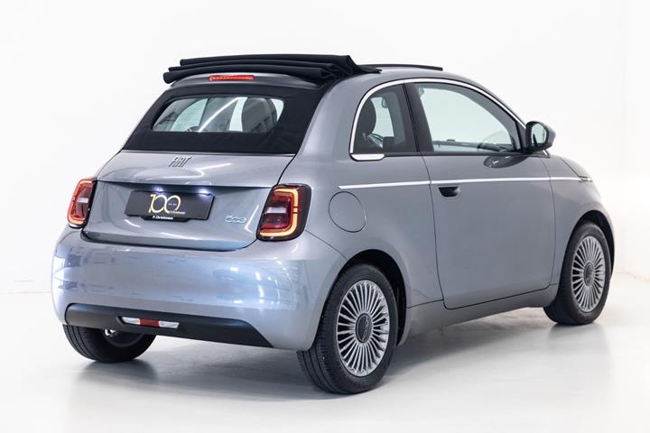 Grå Fiat 500e fra 2023