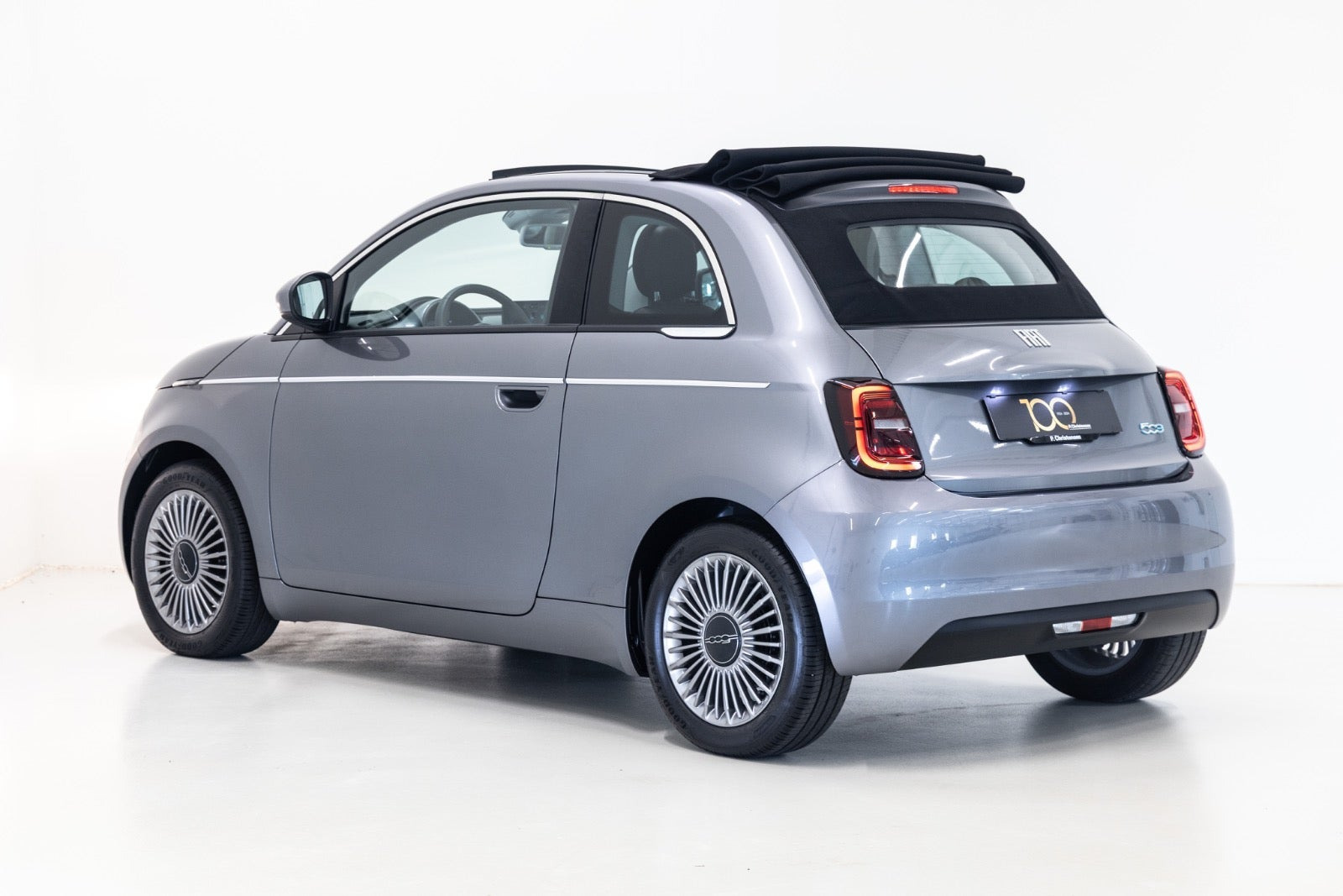 Grå Fiat 500e fra 2023