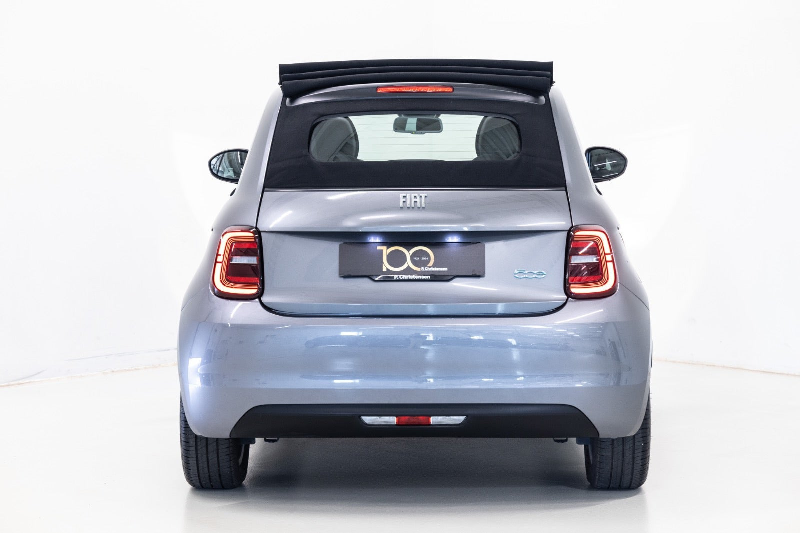 Grå Fiat 500e fra 2023
