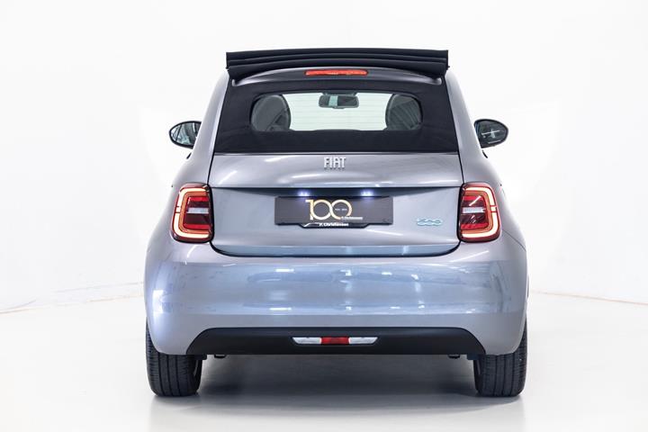 Grå Fiat 500e fra 2023