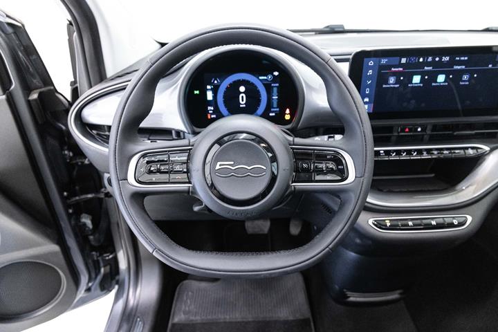 Grå Fiat 500e fra 2023