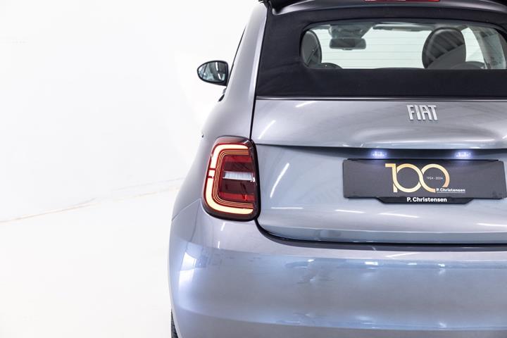 Grå Fiat 500e fra 2023
