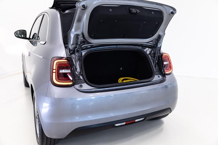 Grå Fiat 500e fra 2023