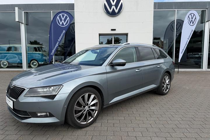 Grå Skoda Superb fra 2019 set udefra