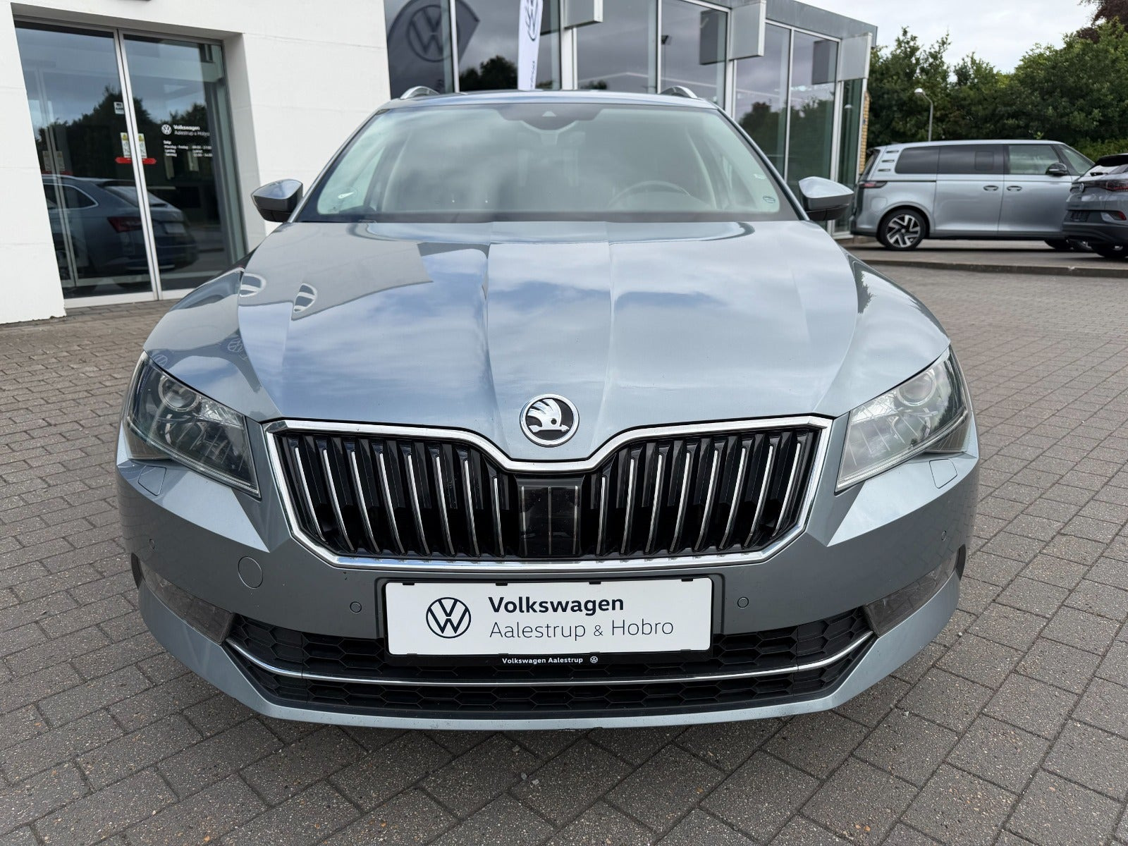 Grå Skoda Superb fra 2019