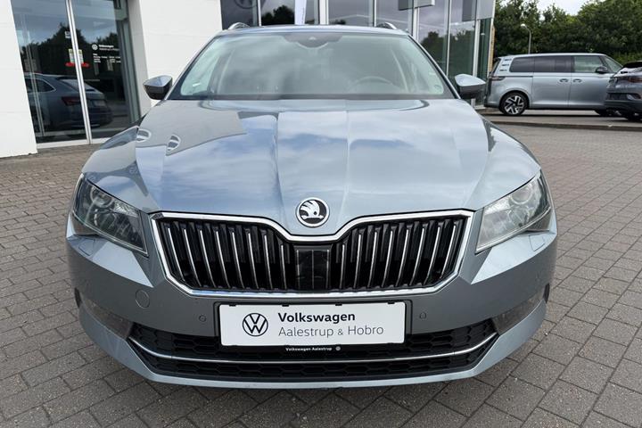 Grå Skoda Superb fra 2019