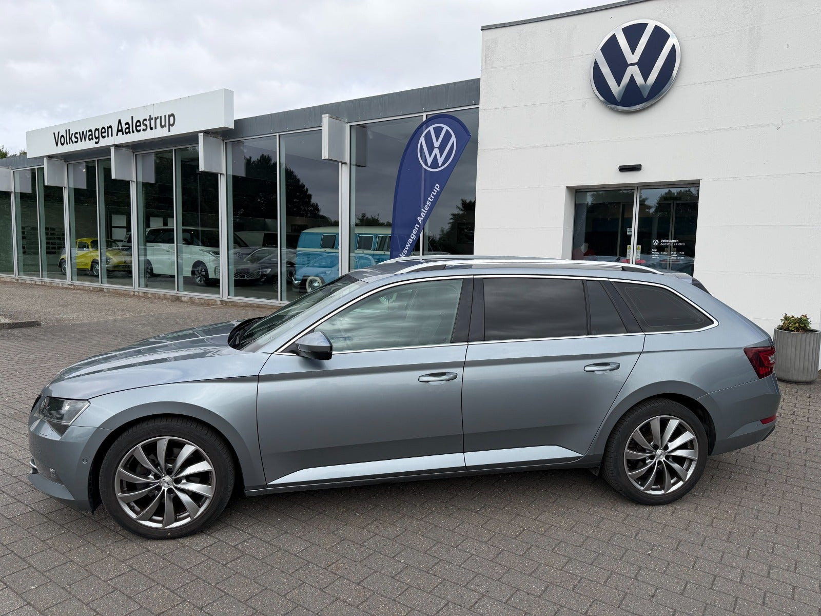 Grå Skoda Superb fra 2019