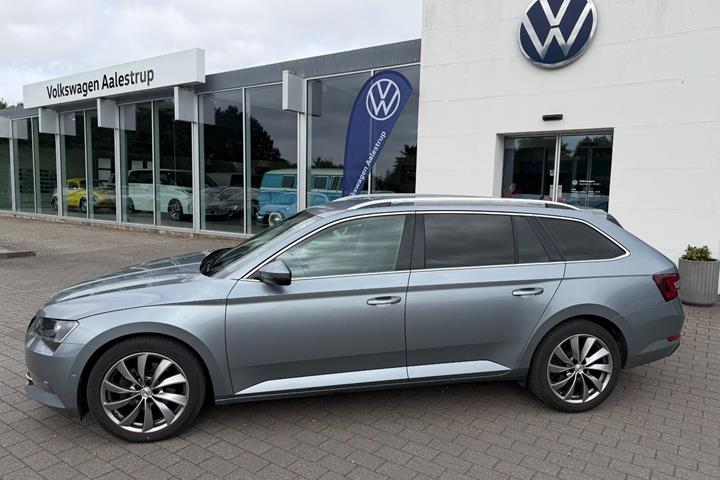 Grå Skoda Superb fra 2019