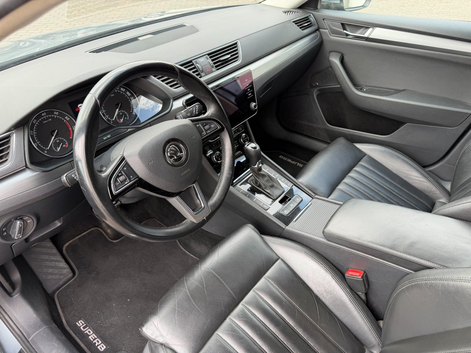 Grå Skoda Superb fra 2019