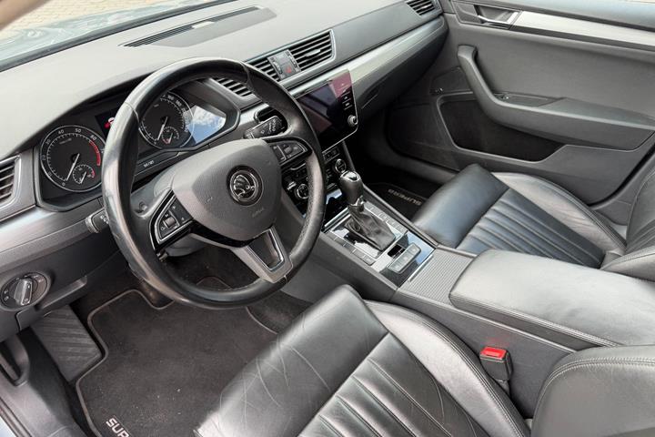 Grå Skoda Superb fra 2019