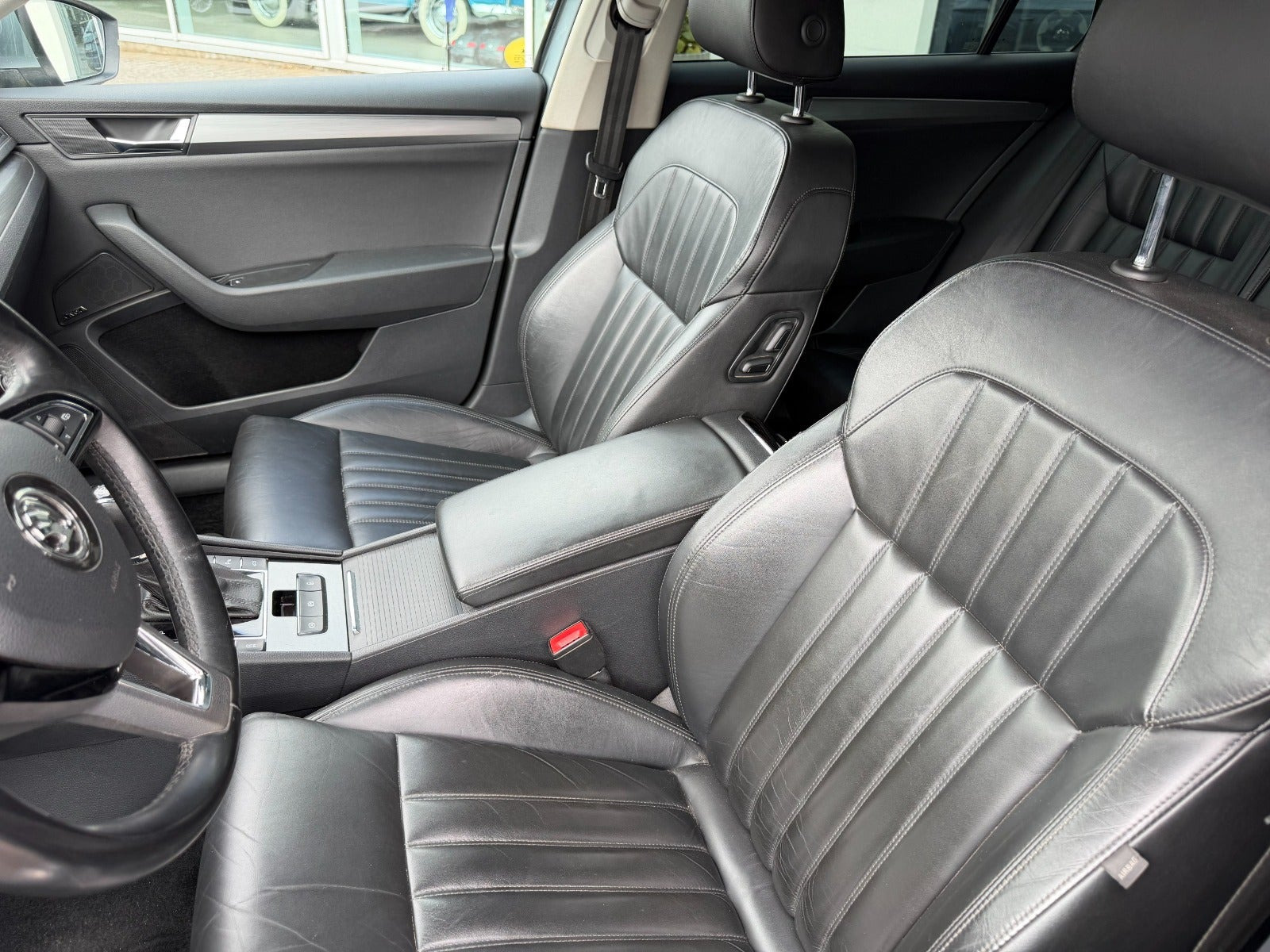 Grå Skoda Superb fra 2019