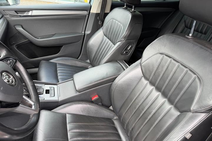 Grå Skoda Superb fra 2019