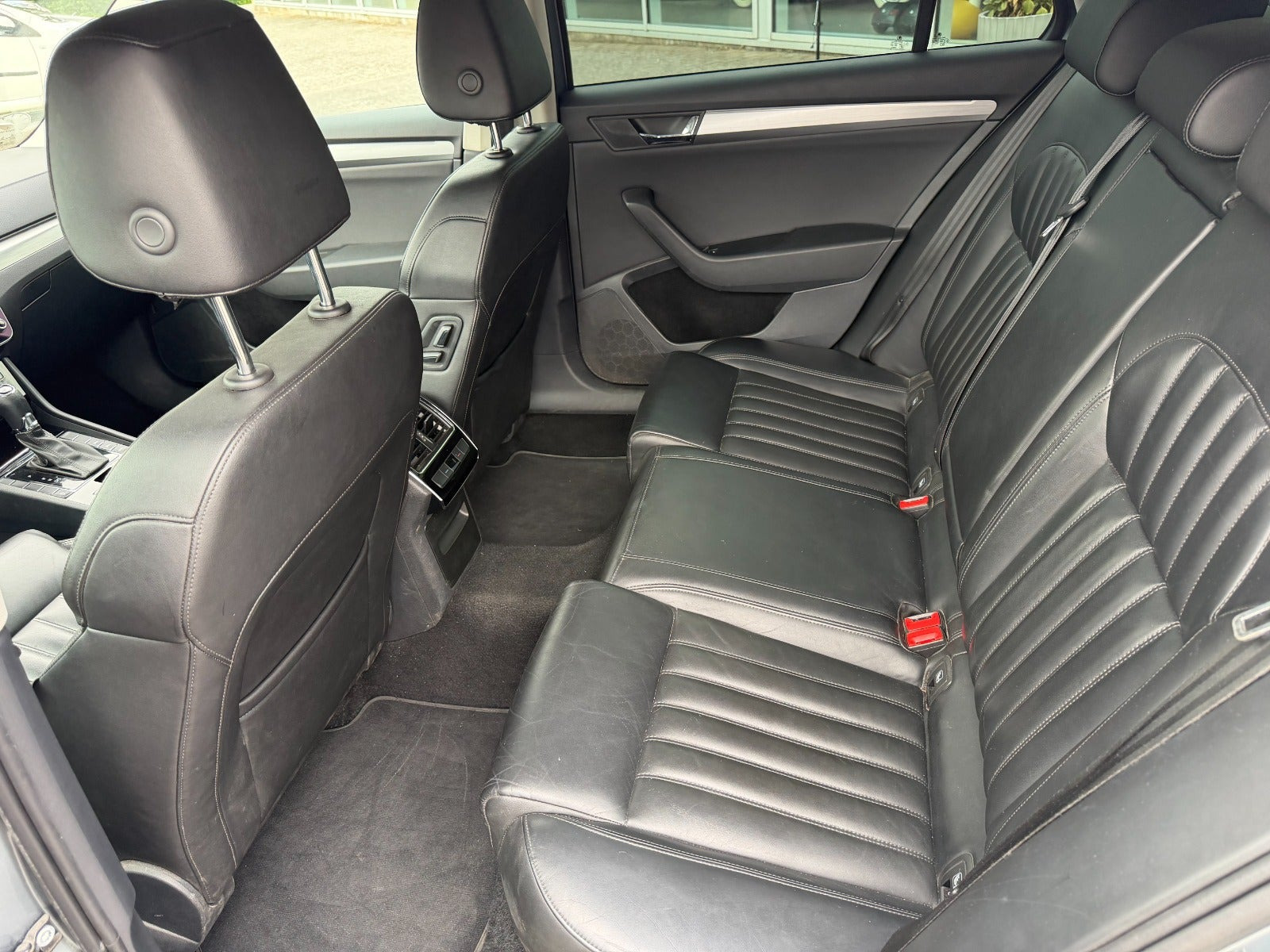 Grå Skoda Superb fra 2019